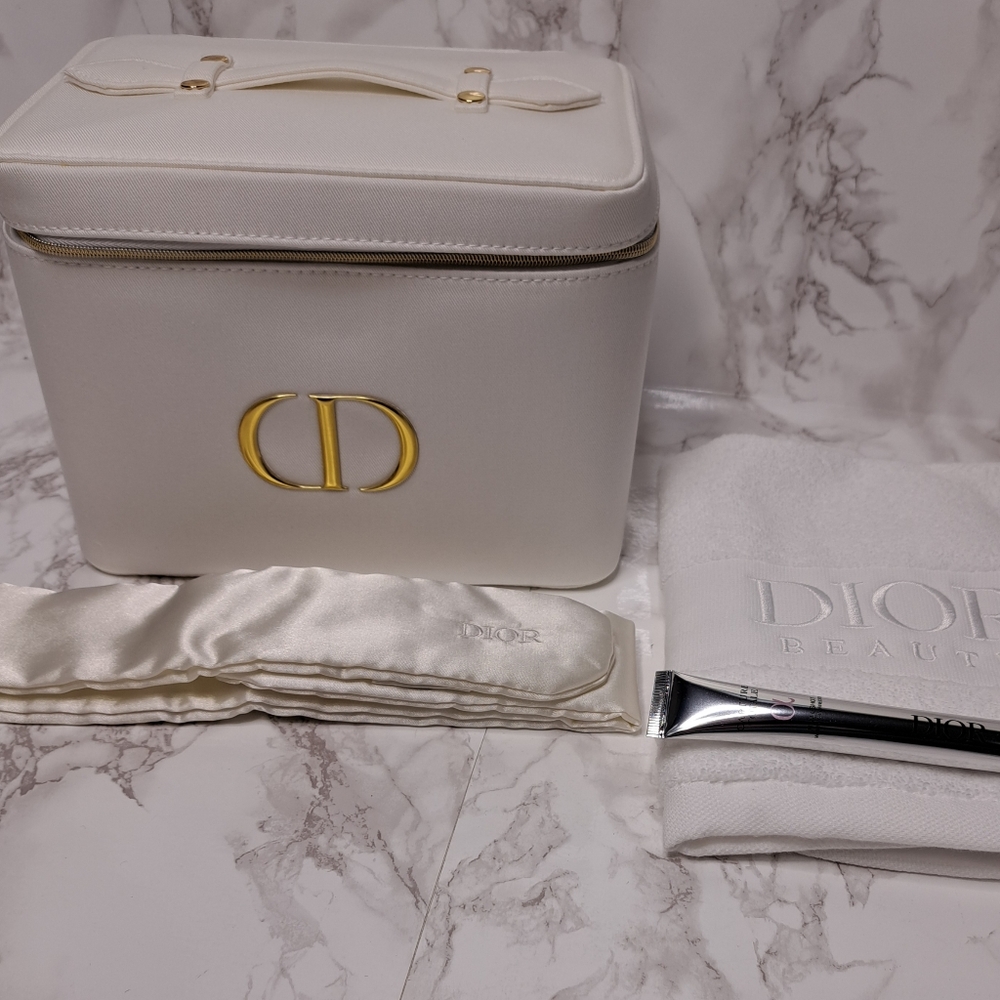 Dior White Vanity Case, Hand Towel, Headband And 15 ml Capture Totale Hyalushot - Picture 6 of 14